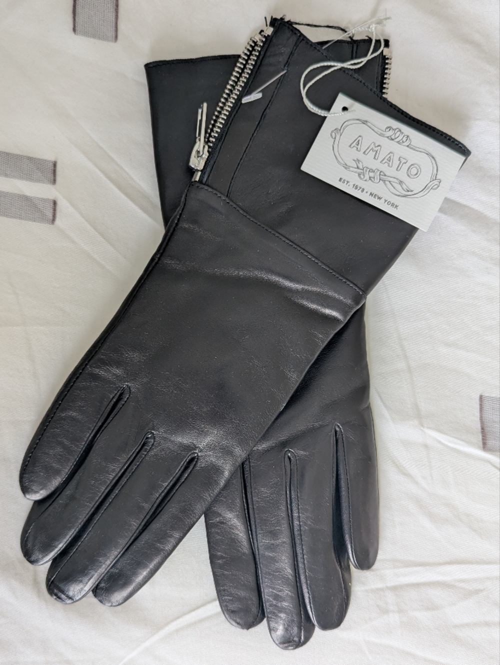NWT Amato Black Lambskin Leather Zip-Detail Gloves